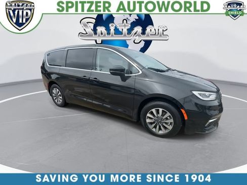 Used 2023 Chrysler Pacifica Touring-L FWD image 2