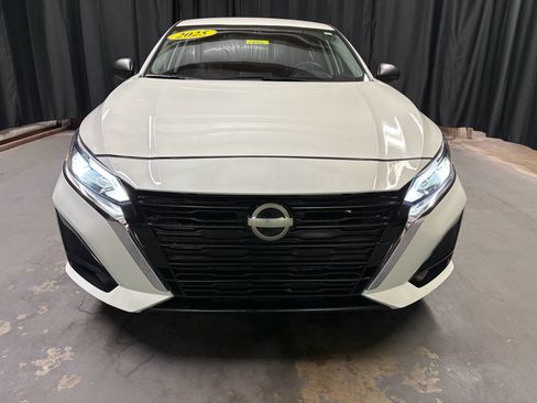 Used 2025 Nissan Altima 2.5 SV FWD image 2