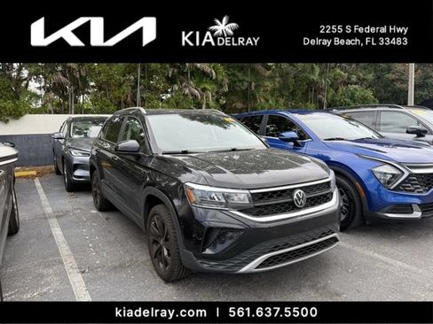 Used 2023 Volkswagen Taos SE w/ Panoramic Sunroof Package FWD image 6