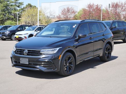 Used 2023 Volkswagen Tiguan SE R-Line AWD/4WD image 3