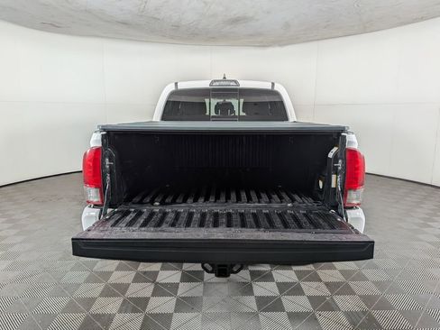 Used 2017 Toyota Tacoma TRD Sport w/ Tow Package (A/T) image 10