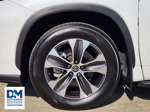 Used 2022 Toyota Highlander XLE image 18
