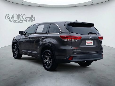 Used 2017 Toyota Highlander Plus FWD image 3