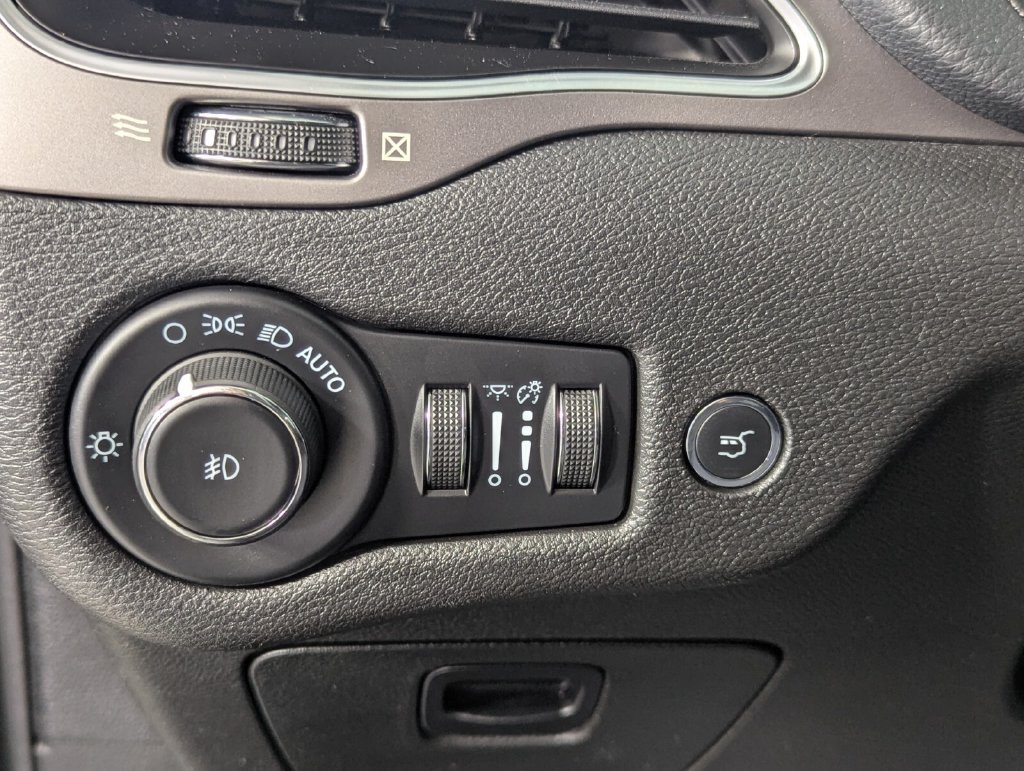 Used 2021 Jeep Cherokee Latitude Lux w/ Comfort/Convenience Group FWD image 12