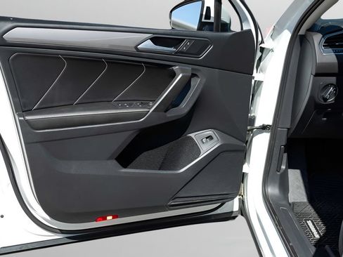Used 2022 Volkswagen Tiguan SE w/ Panoramic Sunroof Package FWD image 10