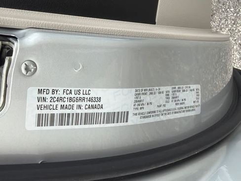 Used 2024 Chrysler Pacifica Touring-L FWD image 32