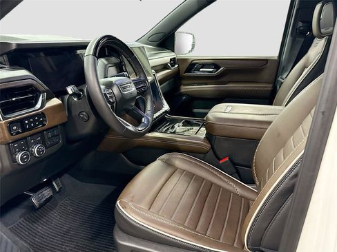 Used 2025 GMC Yukon Denali Ultimate AWD/4WD image 4