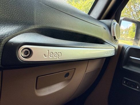 Used 2015 Jeep Wrangler Unlimited Rubicon w/ Dual Top Group AWD/4WD image 18