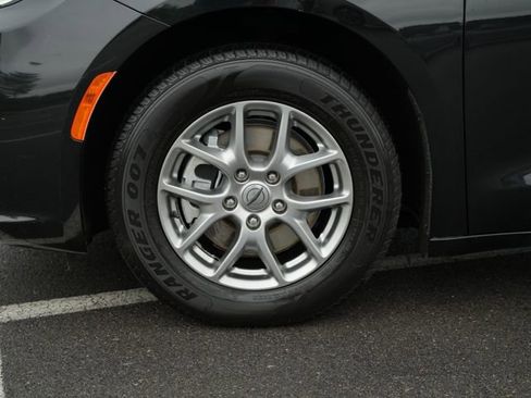 Used 2021 Chrysler Pacifica Touring FWD image 10