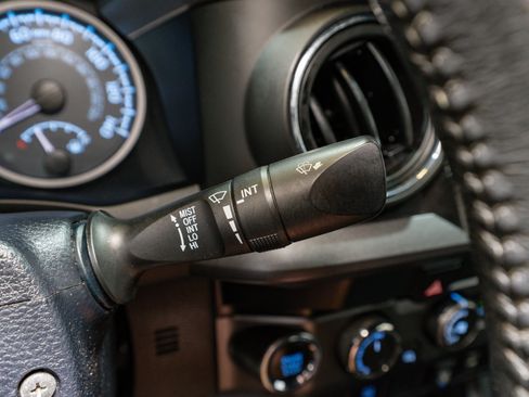 Used 2019 Toyota Tacoma TRD Off-Road image 32