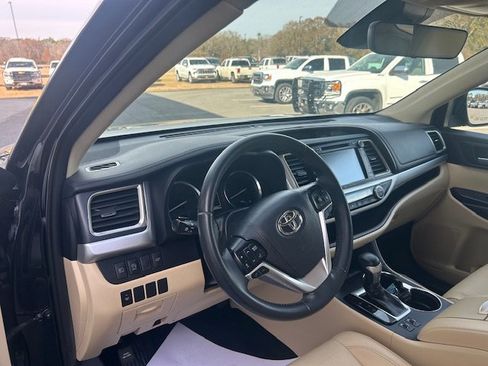 Used 2019 Toyota Highlander XLE image 17