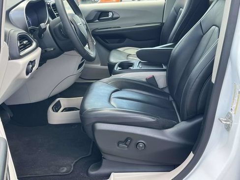 Used 2023 Chrysler Pacifica Touring-L FWD image 13
