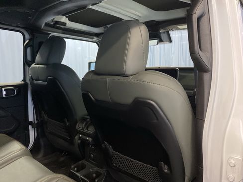 Certified 2025 Jeep Gladiator Mojave image 38