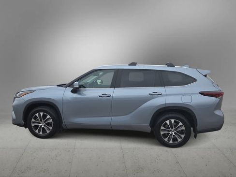 Certified 2024 Toyota Highlander XLE FWD image 4