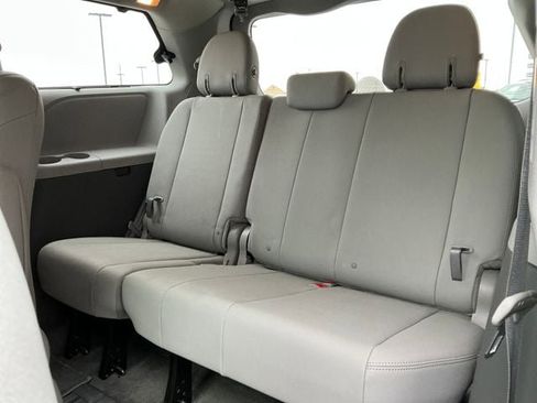 Used 2018 Toyota Sienna L image 20