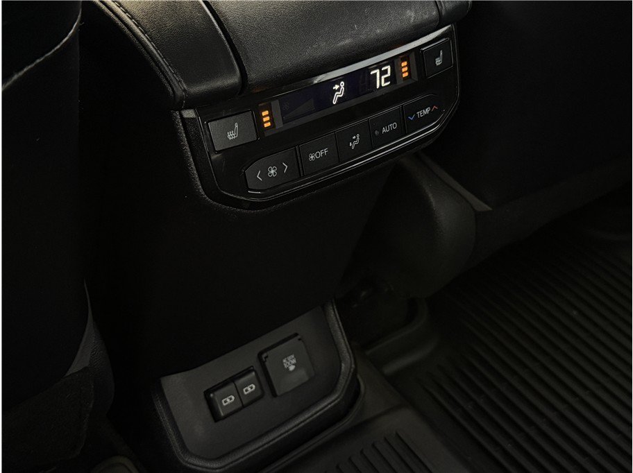 Used 2022 Toyota Highlander Platinum FWD image 25