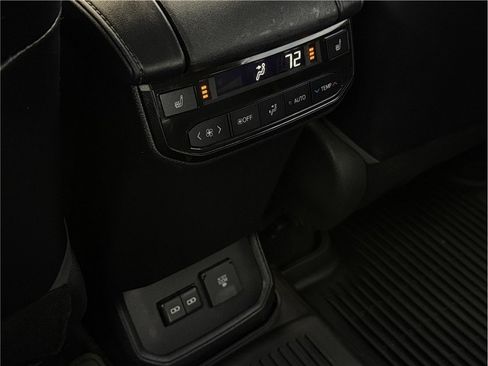 Used 2022 Toyota Highlander Platinum FWD image 25