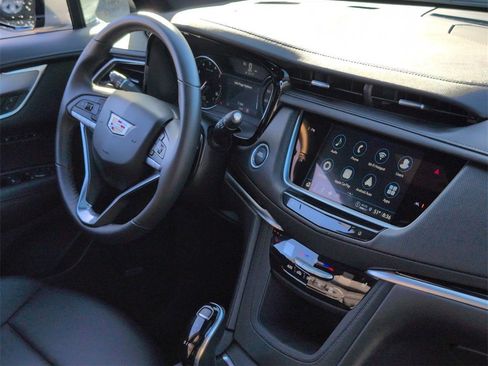 Used 2025 Cadillac XT6 Luxury image 32