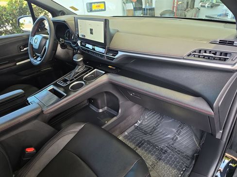 Used 2025 Toyota Sienna XSE AWD/4WD image 35