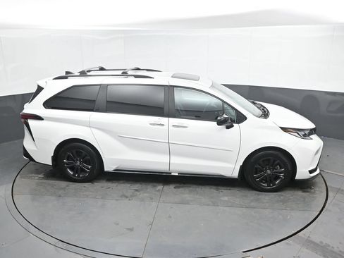 Used 2025 Toyota Sienna XSE AWD/4WD image 17
