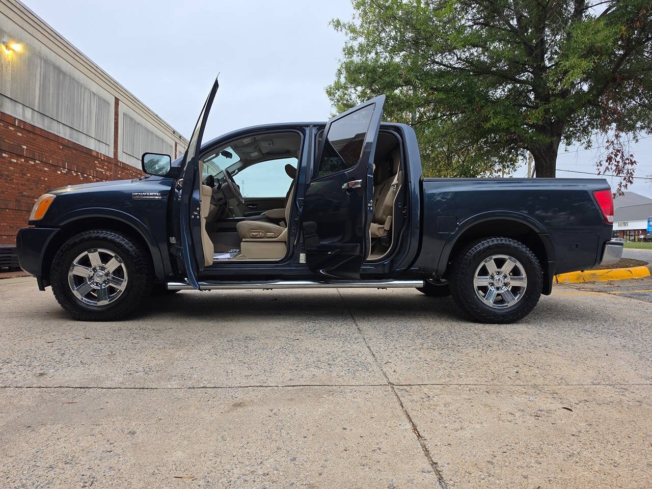 Used 2015 Nissan Titan SV RWD image 6
