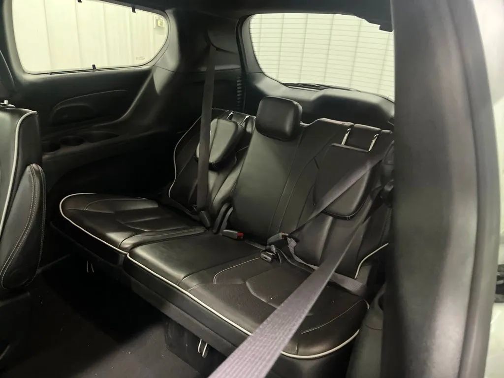 Used 2025 Chrysler Pacifica Limited FWD image 16