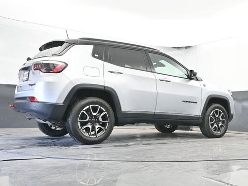 Used 2025 Jeep Compass Trailhawk AWD/4WD image 52
