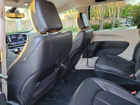 Used 2024 Chrysler Pacifica Limited FWD image 12