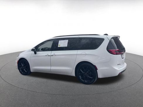 Used 2025 Chrysler Pacifica Limited image 10