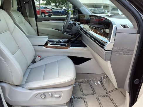 Used 2026 Cadillac Escalade Platinum Sport w/ LPO, ONYX Package AWD/4WD image 9