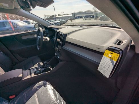 New 2025 Volvo XC40 B5 Core w/ Protection Package Premier image 22