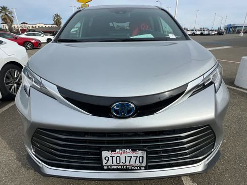 Used 2025 Toyota Sienna Limited image 6