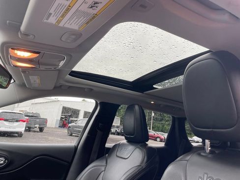 Used 2019 Jeep Cherokee Limited AWD/4WD image 18