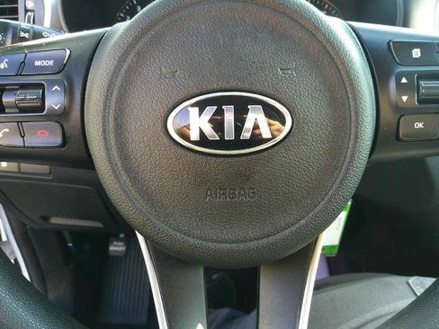 Used 2017 Kia Sorento LX image 9