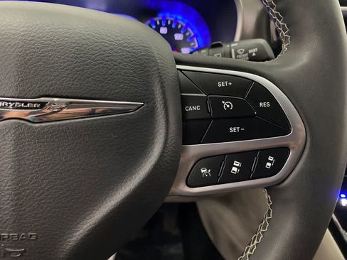 Used 2024 Chrysler Pacifica Touring-L FWD image 21