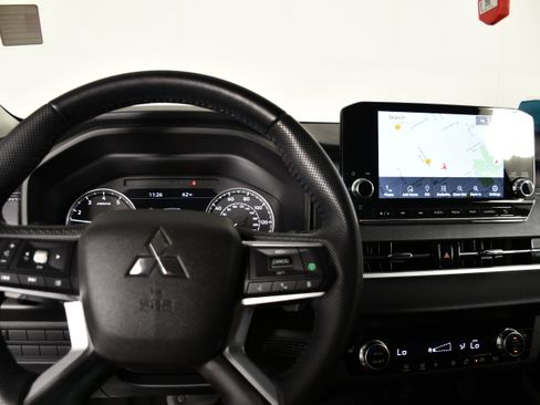 Used 2023 Mitsubishi Outlander SE AWD/4WD image 16