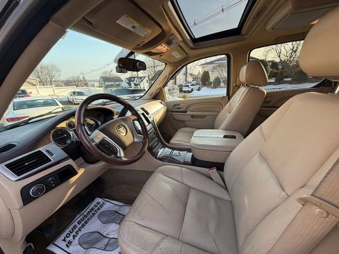 Used 2011 Cadillac Escalade Premium image 9
