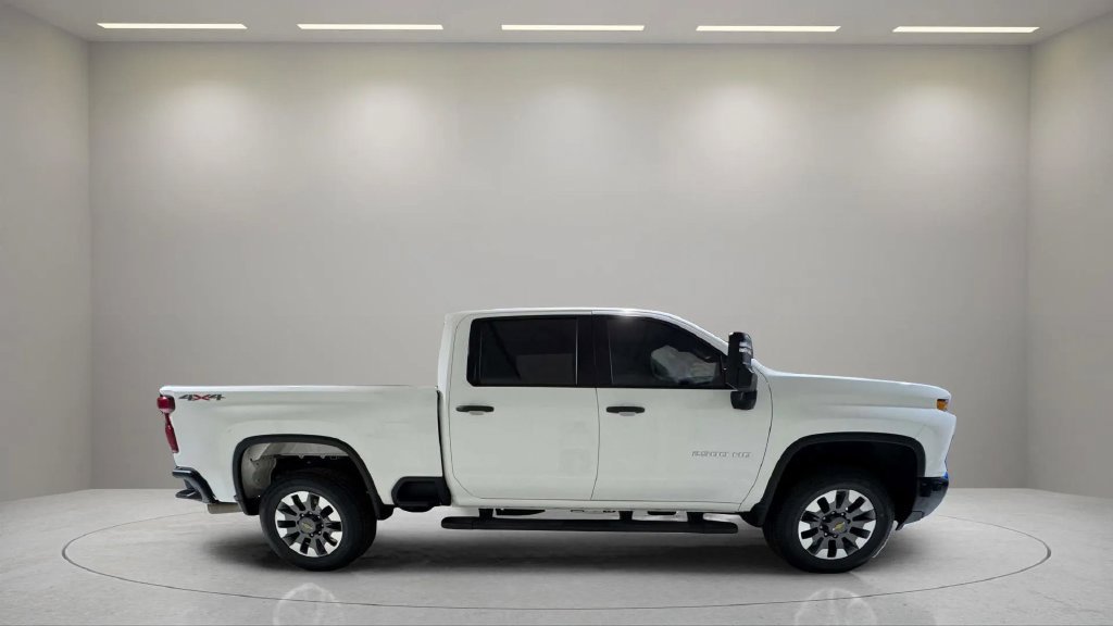 Used 2024 Chevrolet Silverado 2500 Custom AWD/4WD image 2