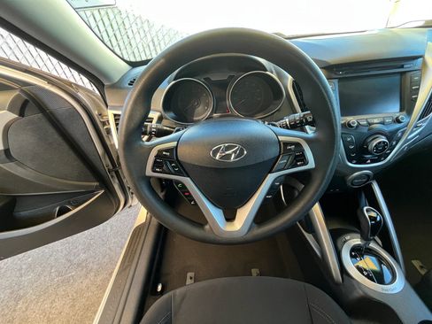 Used 2016 Hyundai Veloster image 17