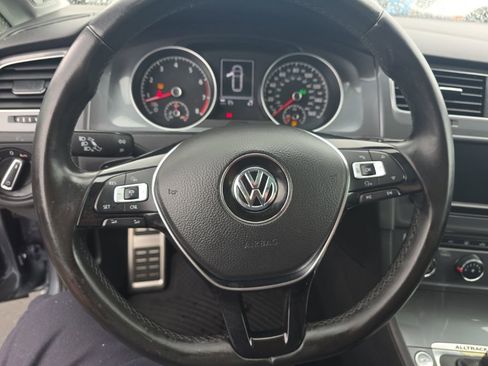 Used 2017 Volkswagen Golf Alltrack image 16