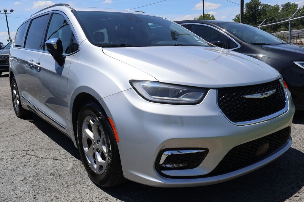 Used 2023 Chrysler Pacifica Limited FWD image 2