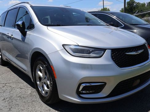 Used 2023 Chrysler Pacifica Limited FWD image 2