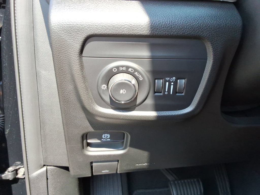 Used 2023 Jeep Grand Cherokee Limited w/ Luxury Tech Group II AWD/4WD image 38