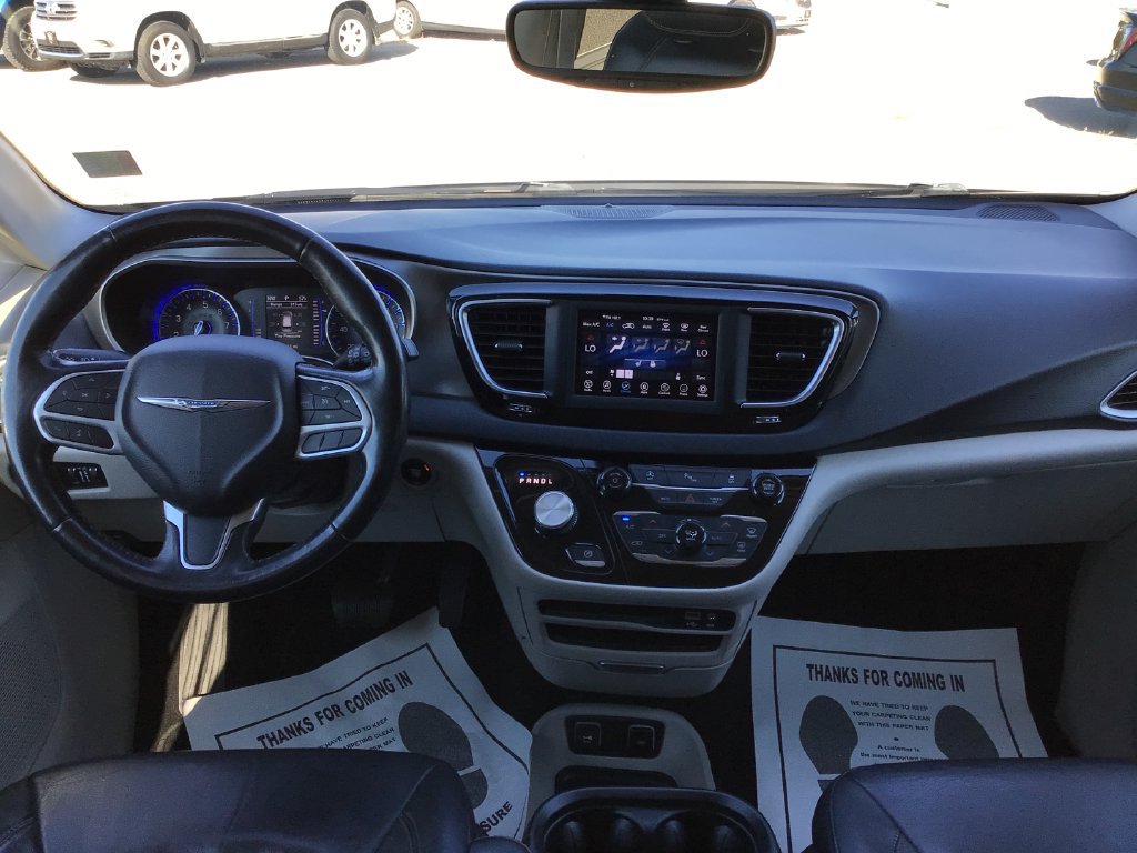 Used 2020 Chrysler Pacifica Touring-L FWD image 13