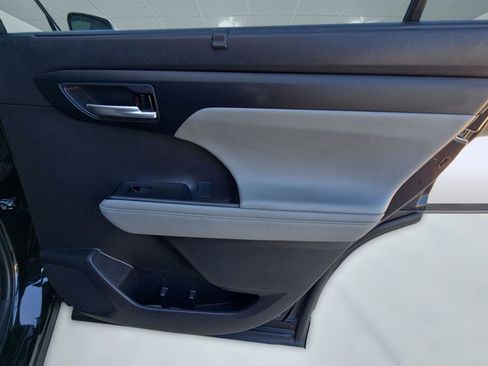 Used 2023 Toyota Highlander XLE image 26