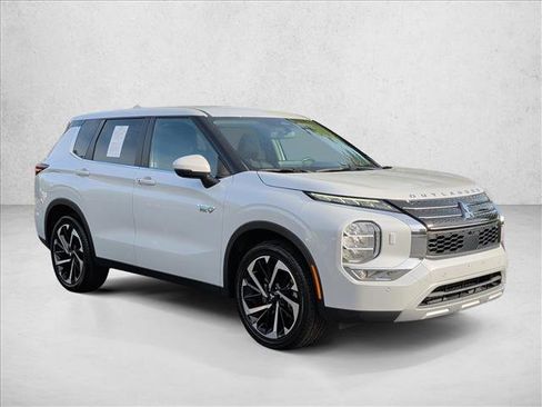 Used 2024 Mitsubishi Outlander 4WD Plug-In Hybrid image 3