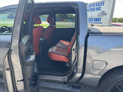 Used 2018 Nissan Titan SV w/ SV Convenience Package AWD/4WD image 11
