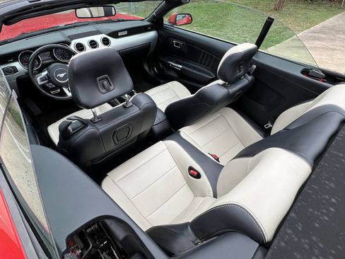 Used 2016 Ford Mustang Premium image 25