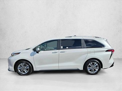 Used 2023 Toyota Sienna Limited image 9