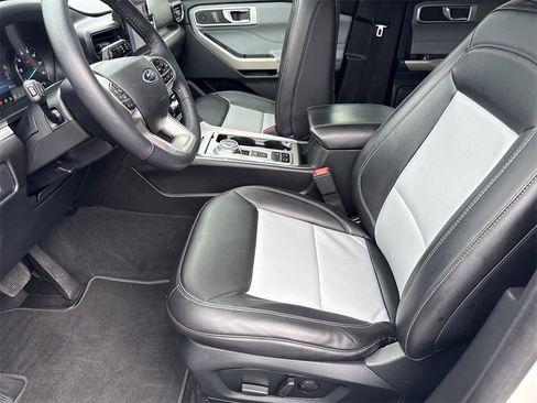 Used 2022 Ford Explorer XLT w/ Equipment Group 202A image 9